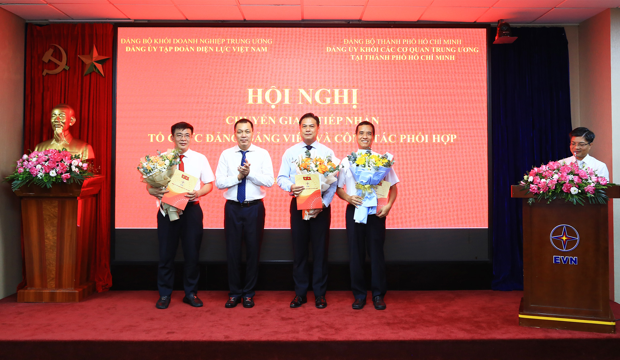 Đồng chí Đặng Hoàng An – Bí thư Đảng ủy, Chủ tịch HĐTV EVN trao quyết định cho các đồng chí, trong đó có đồng chí Lê Văn Trang (đứng ngoài cùng bên phải) – Bí thư Đảng bộ Tổng Công ty Điện lực miền Nam (Ảnh: Anh Tuấn).
